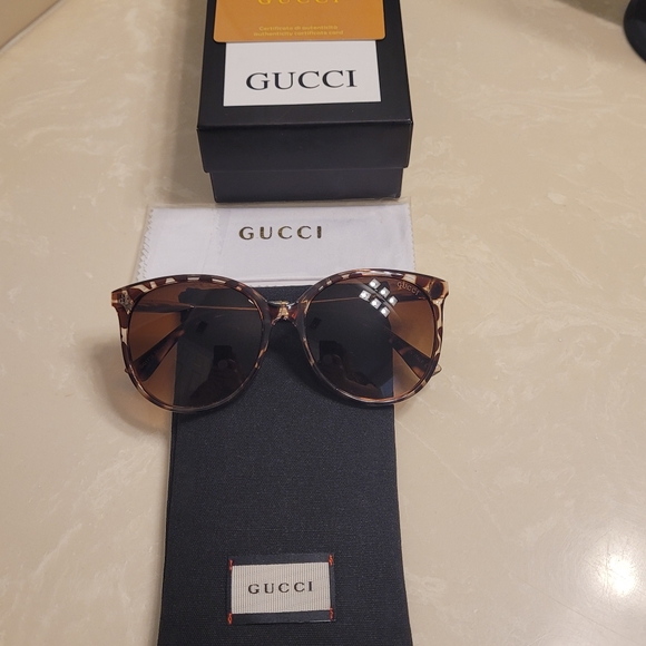 Gucci Black and Brown Tortoiseshell Sunglasses - Picture 9 of 11